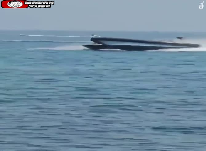 Video :A Spanish police boat stops a migrant boat during a sea chase by crushing it